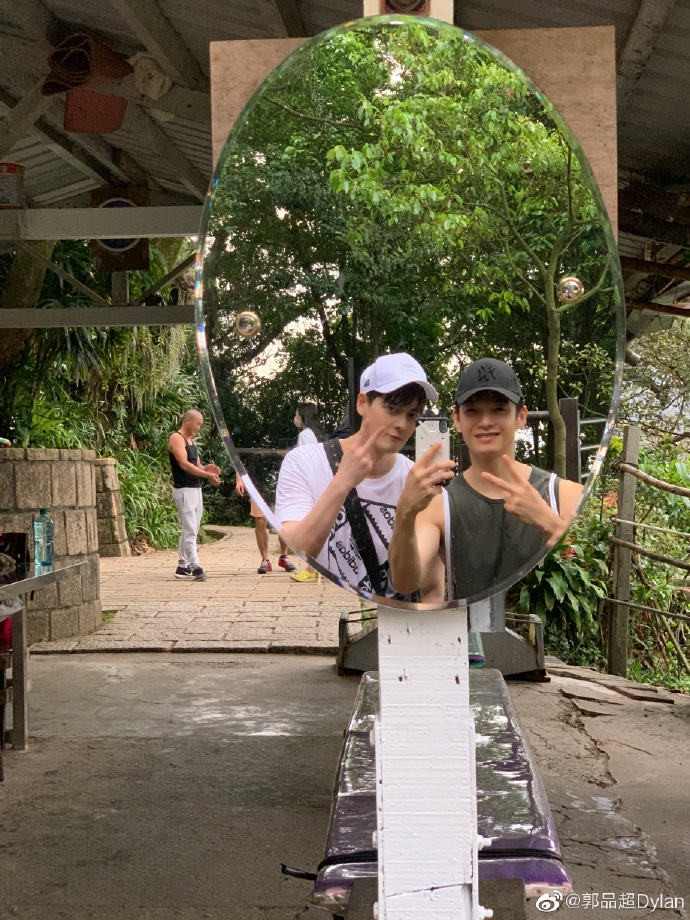 郭品超与辰亦儒户外运动 山顶合影摆pose活力十足