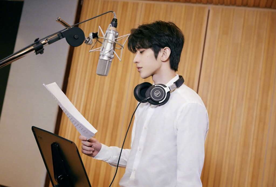 蔡徐坤穿白衬衫干净帅气 低头看歌词显露精致侧颜