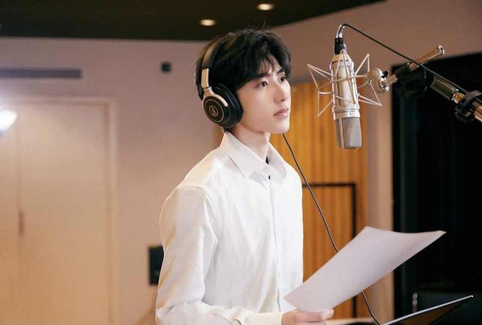 蔡徐坤穿白衬衫干净帅气 低头看歌词显露精致侧颜