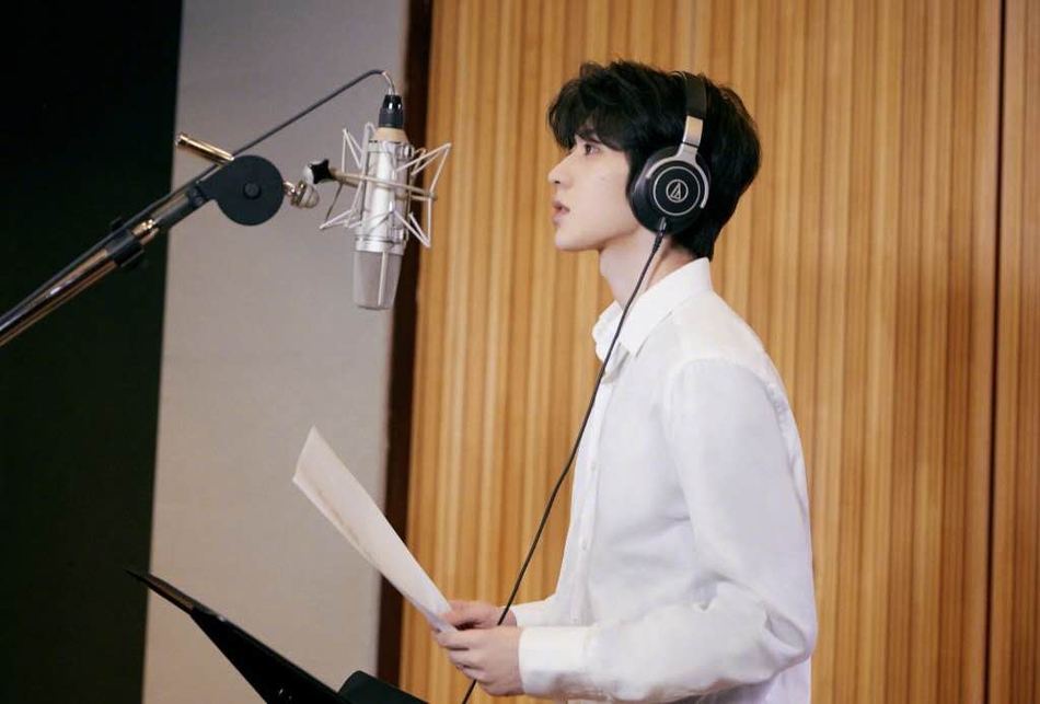 蔡徐坤穿白衬衫干净帅气 低头看歌词显露精致侧颜