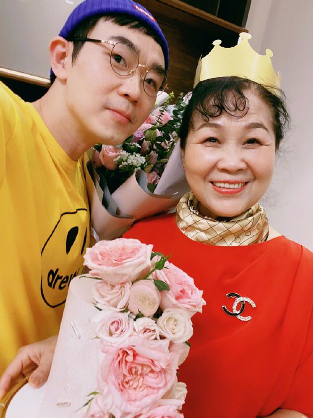 大鹏送花束贴心为妈妈庆生 晒合影笑容灿烂超温馨