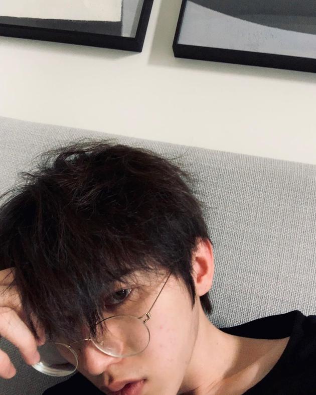 蔡徐坤戴眼镜晒素颜自拍 刘海微乱锁骨抢镜