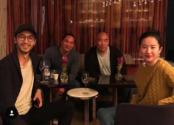 刘亦菲素颜与朋友聚会 打扮朴素略有发福变包子脸