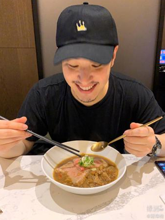 潘玮柏居家晒美食 粉丝呼吁“吃播”赶紧上线