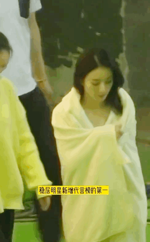 赵丽颖拍广告状态好 裹白色浴袍半露小腿