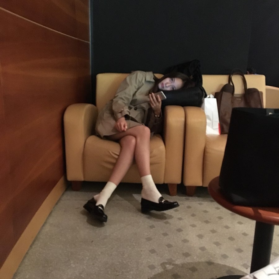 郑秀晶穿风衣搭皮鞋英伦范足 玩下衣失踪秀纤细美腿