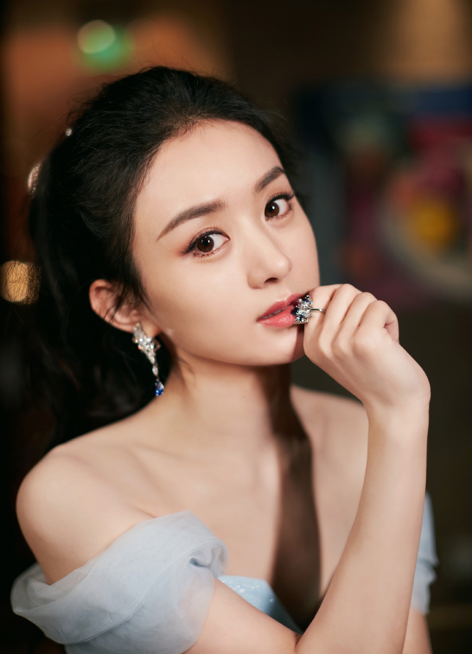 赵丽颖拍广告状态好 裹白色浴袍半露小腿