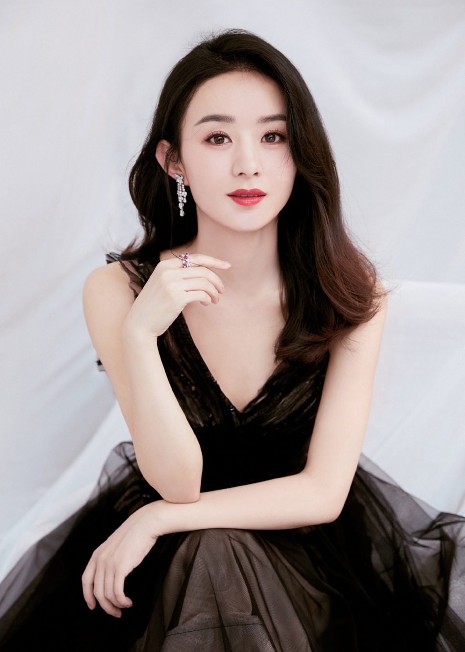 赵丽颖拍广告状态好 裹白色浴袍半露小腿
