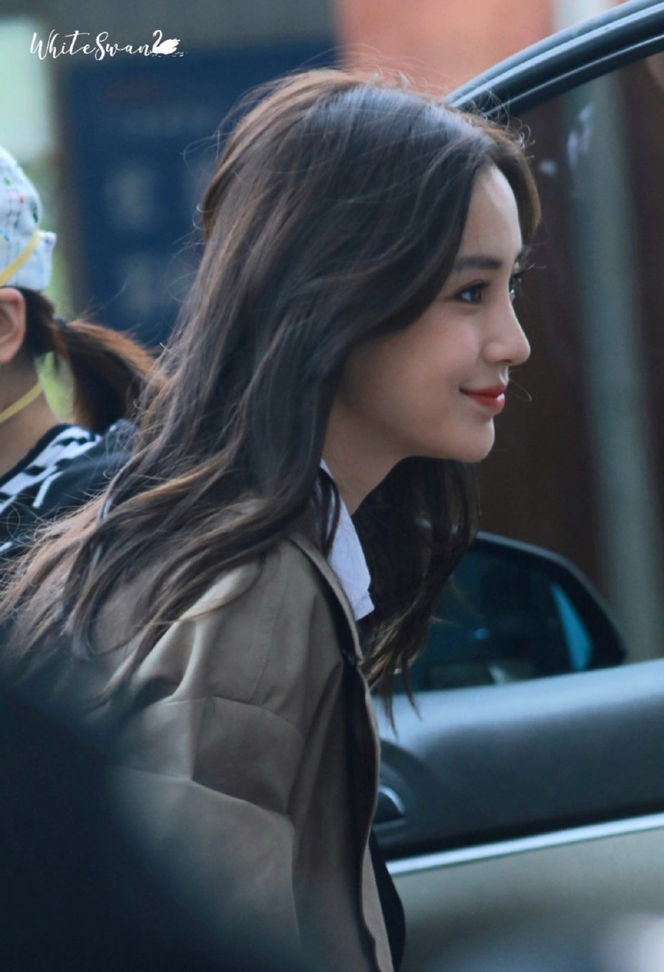 Angelababy穿风衣秀美腿 淡妆现身状态超好