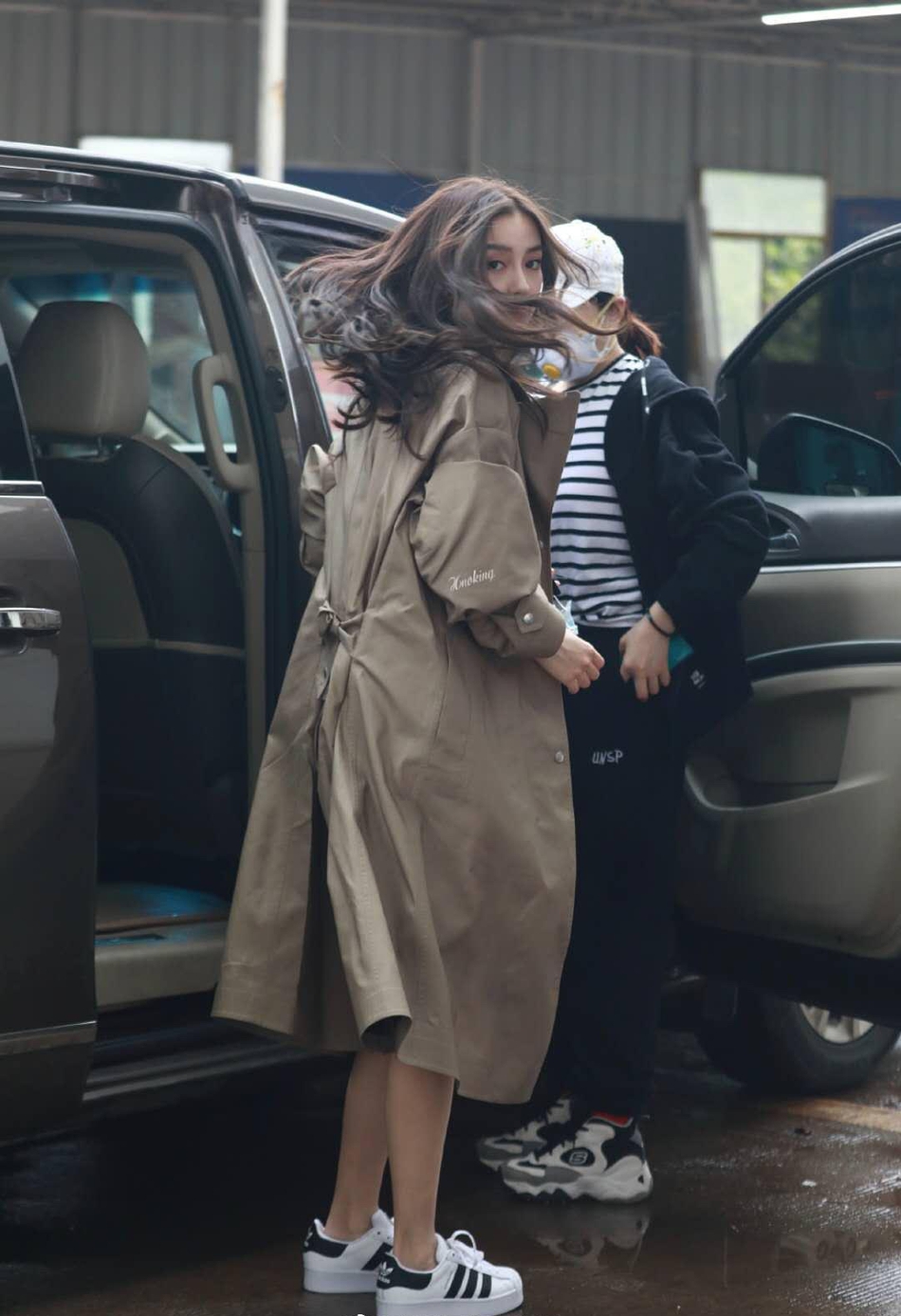 Angelababy穿风衣秀美腿 淡妆现身状态超好