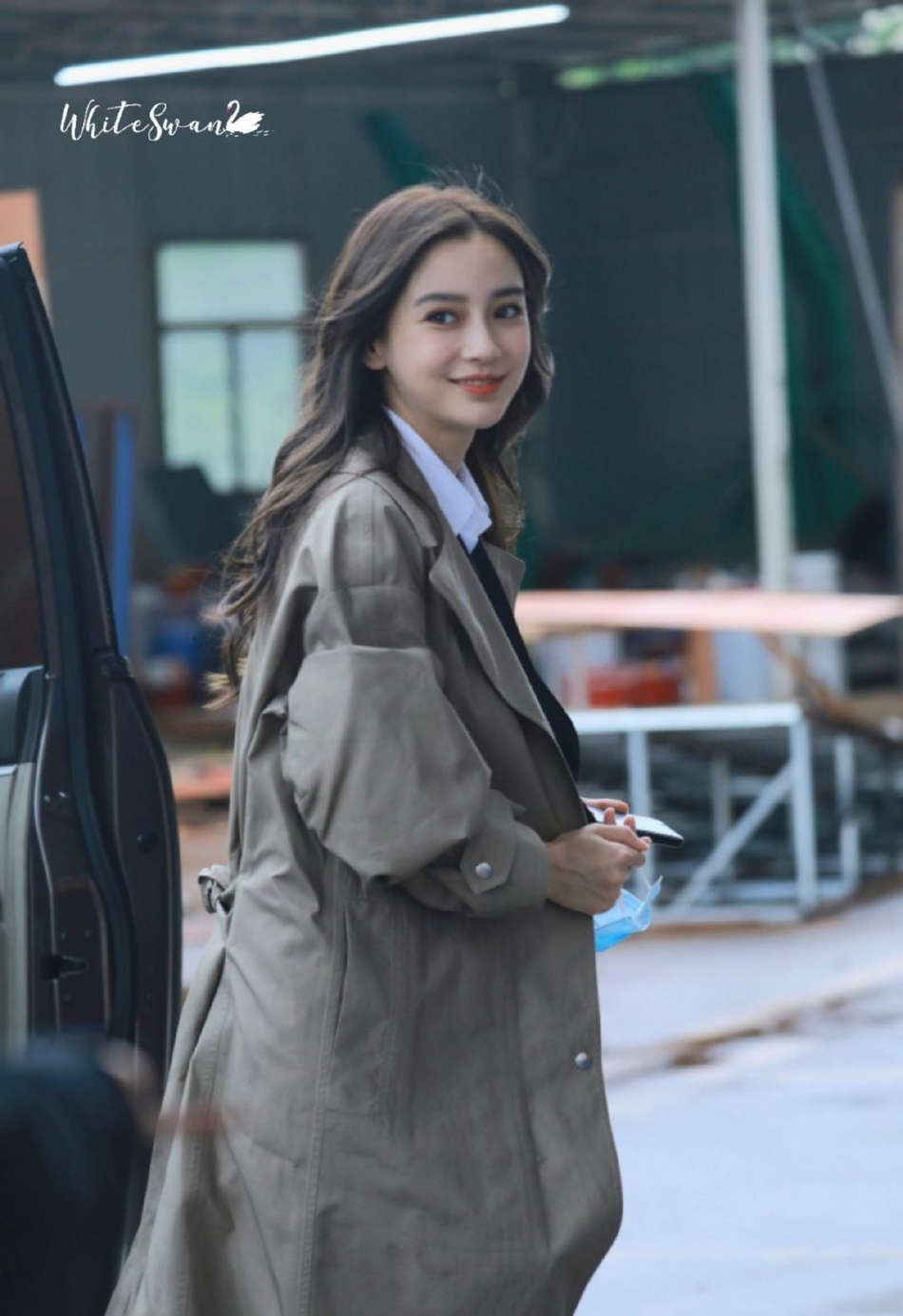 Angelababy穿风衣秀美腿 淡妆现身状态超好