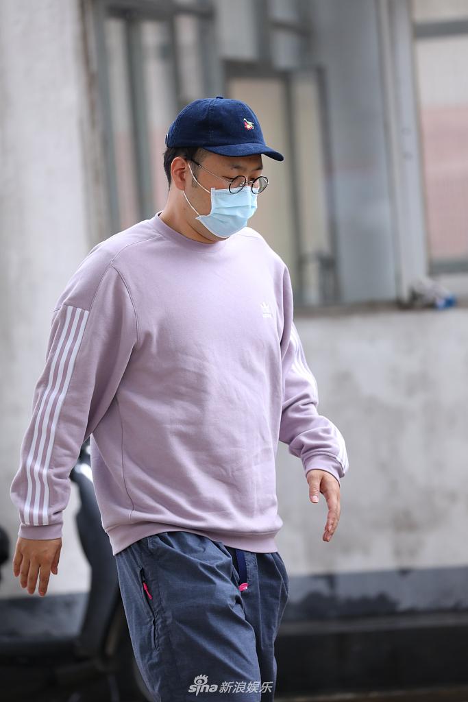 杜海涛戴圆框眼镜录新节目 穿紫色卫衣活力满满