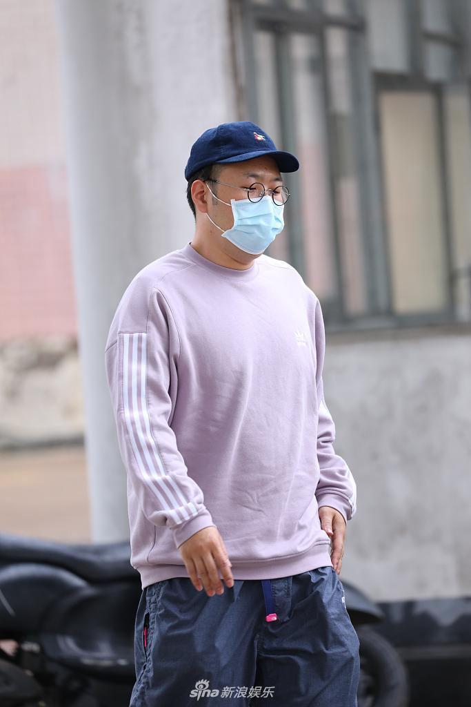 杜海涛戴圆框眼镜录新节目 穿紫色卫衣活力满满