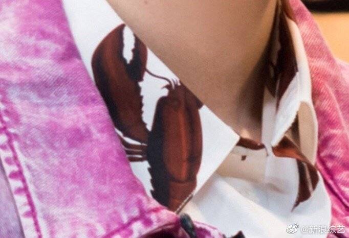 王俊凯穿粉紫色牛仔衣阳光帅气 内搭小龙虾衬衫暴露吃货本性
