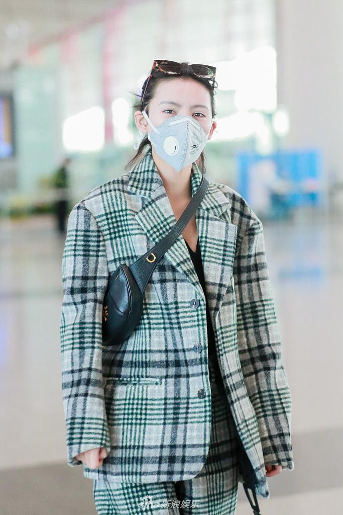 张予曦穿格子西装又美又飒 搭配斜挎小包潮范十足