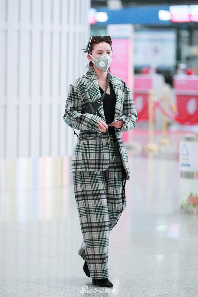 张予曦穿格子西装又美又飒 搭配斜挎小包潮范十足