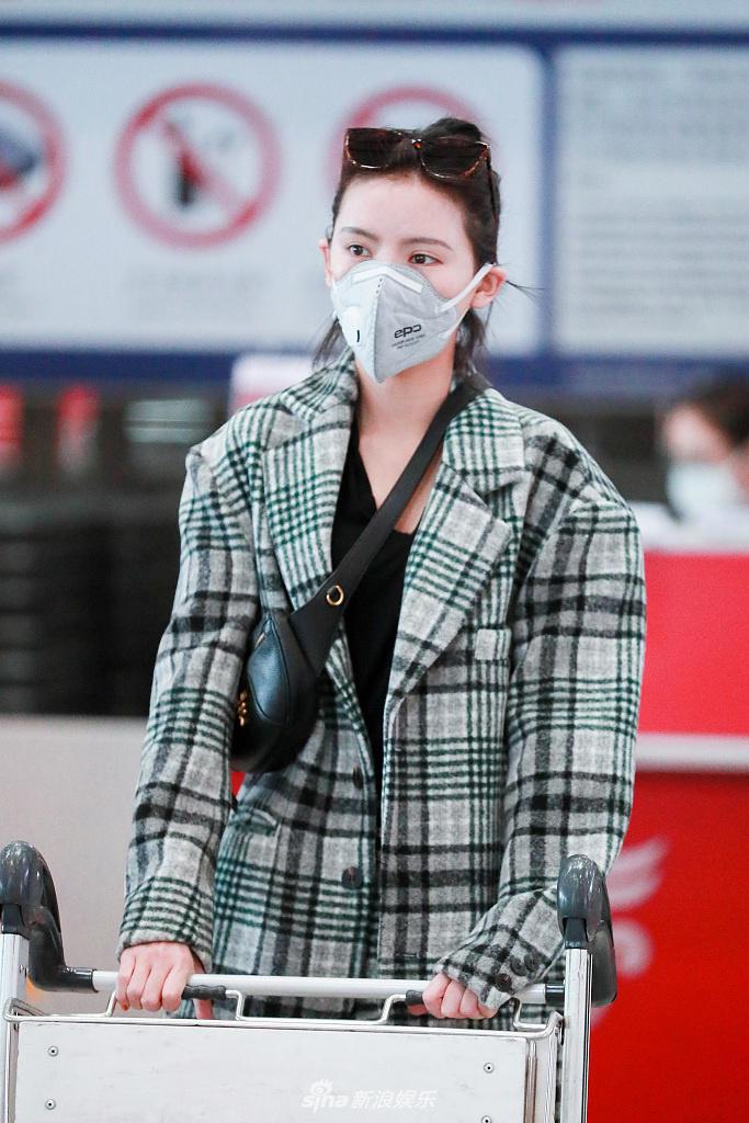 张予曦穿格子西装又美又飒 搭配斜挎小包潮范十足