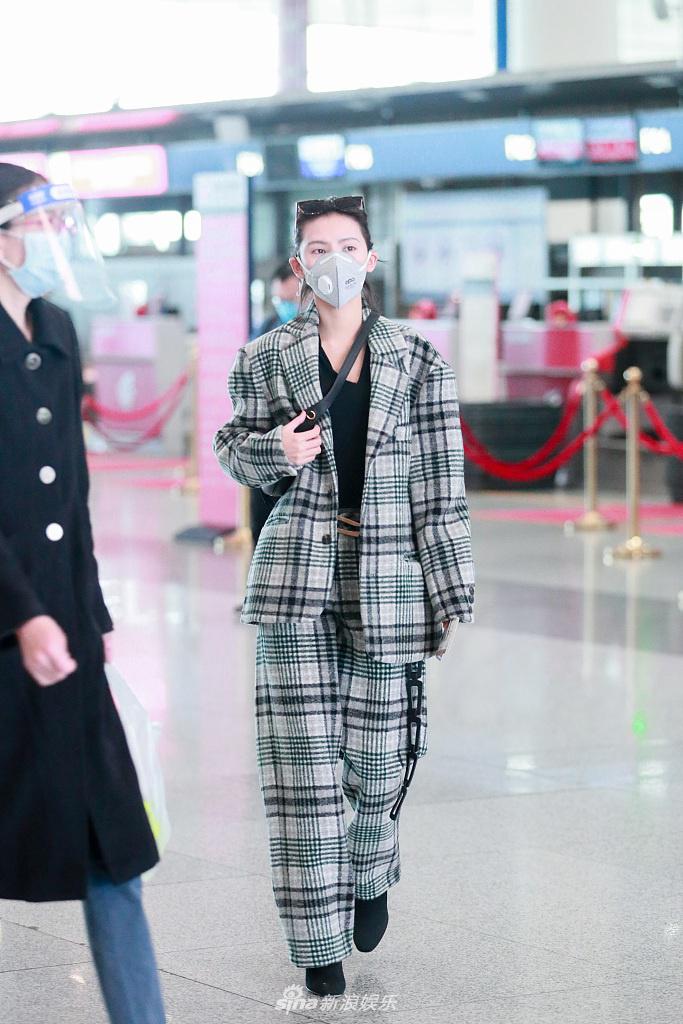 张予曦穿格子西装又美又飒 搭配斜挎小包潮范十足
