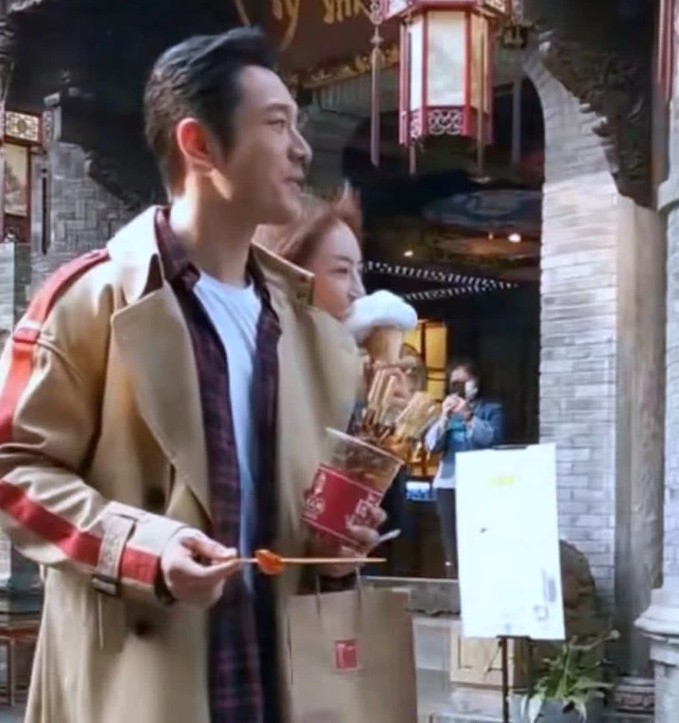 黄晓明蔡文静拍新剧挽手出街 甜蜜喂食画面有爱