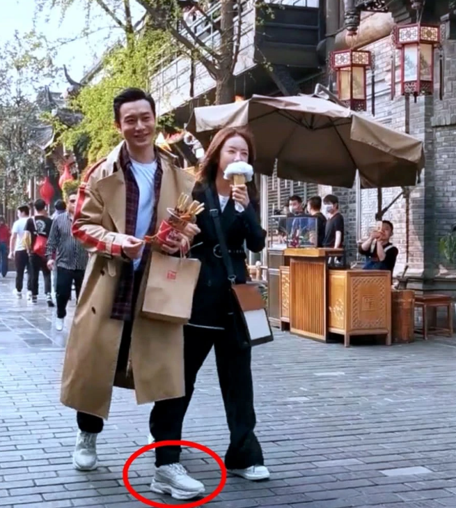 黄晓明蔡文静拍新剧挽手出街 甜蜜喂食画面有爱