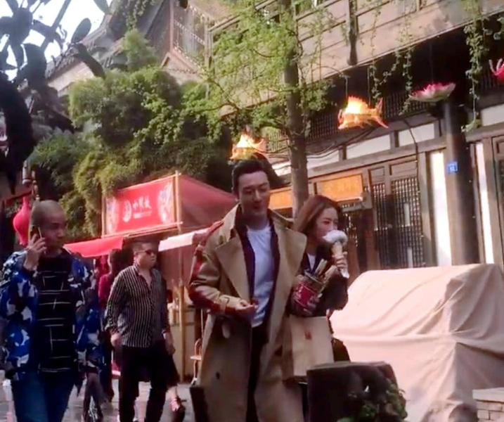 黄晓明蔡文静拍新剧挽手出街 甜蜜喂食画面有爱