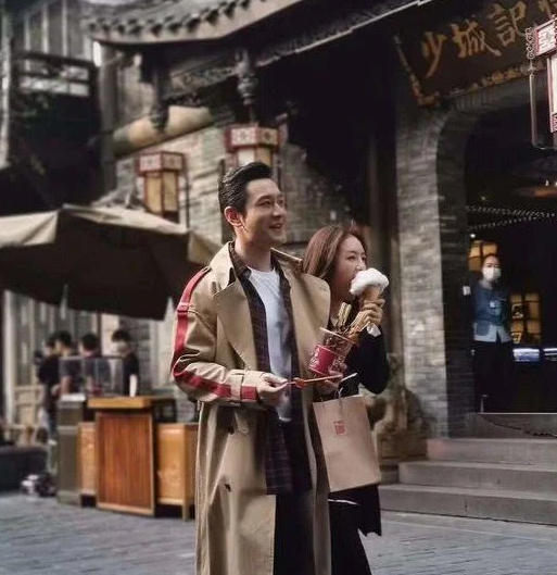 黄晓明蔡文静拍新剧挽手出街 甜蜜喂食画面有爱