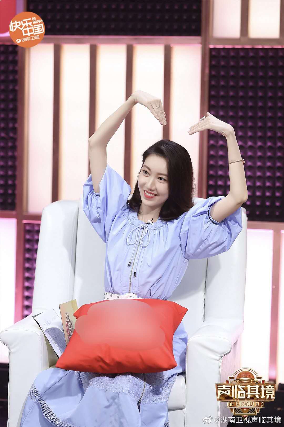 高露穿淡蓝色泡泡袖连衣裙气质优雅 甜笑比心清新可爱