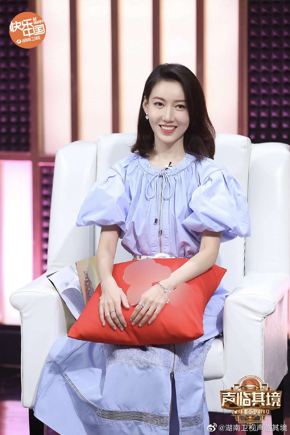 高露穿淡蓝色泡泡袖连衣裙气质优雅 甜笑比心清新可爱