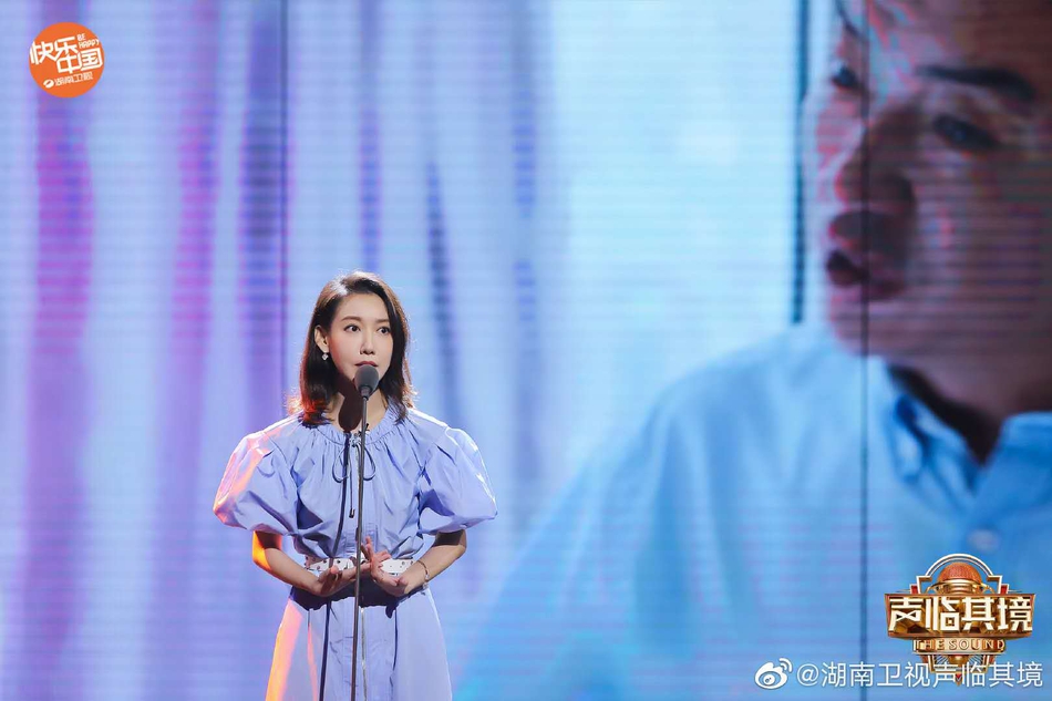 高露穿淡蓝色泡泡袖连衣裙气质优雅 甜笑比心清新可爱