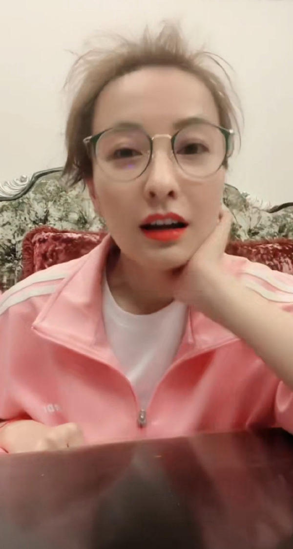 吴昕穿淡粉色运动服清新甜美 扎高马尾发际线太抢镜