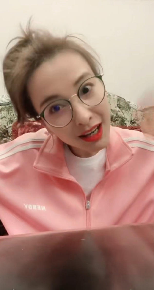 吴昕穿淡粉色运动服清新甜美 扎高马尾发际线太抢镜