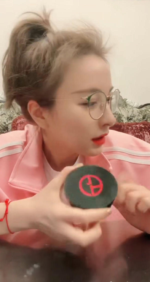 吴昕穿淡粉色运动服清新甜美 扎高马尾发际线太抢镜