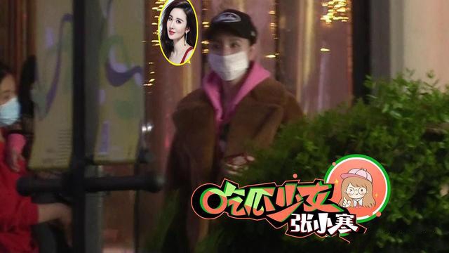 张萌一家三口戴口罩现身 街头与老公甜蜜拥抱超恩爱