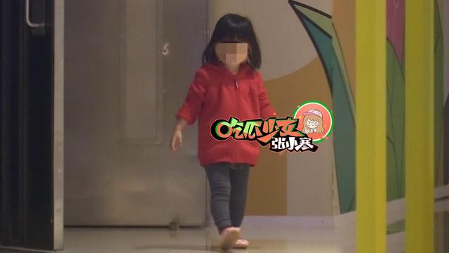 张萌一家三口戴口罩现身 街头与老公甜蜜拥抱超恩爱