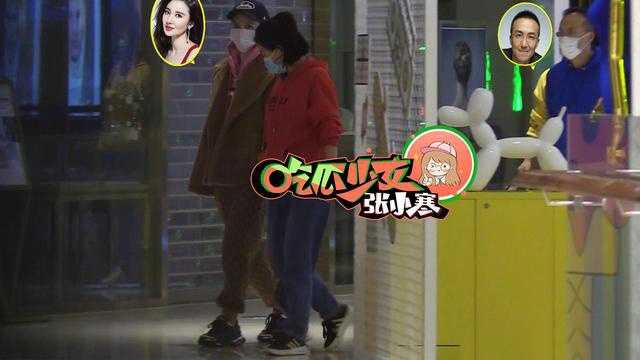 张萌一家三口戴口罩现身 街头与老公甜蜜拥抱超恩爱