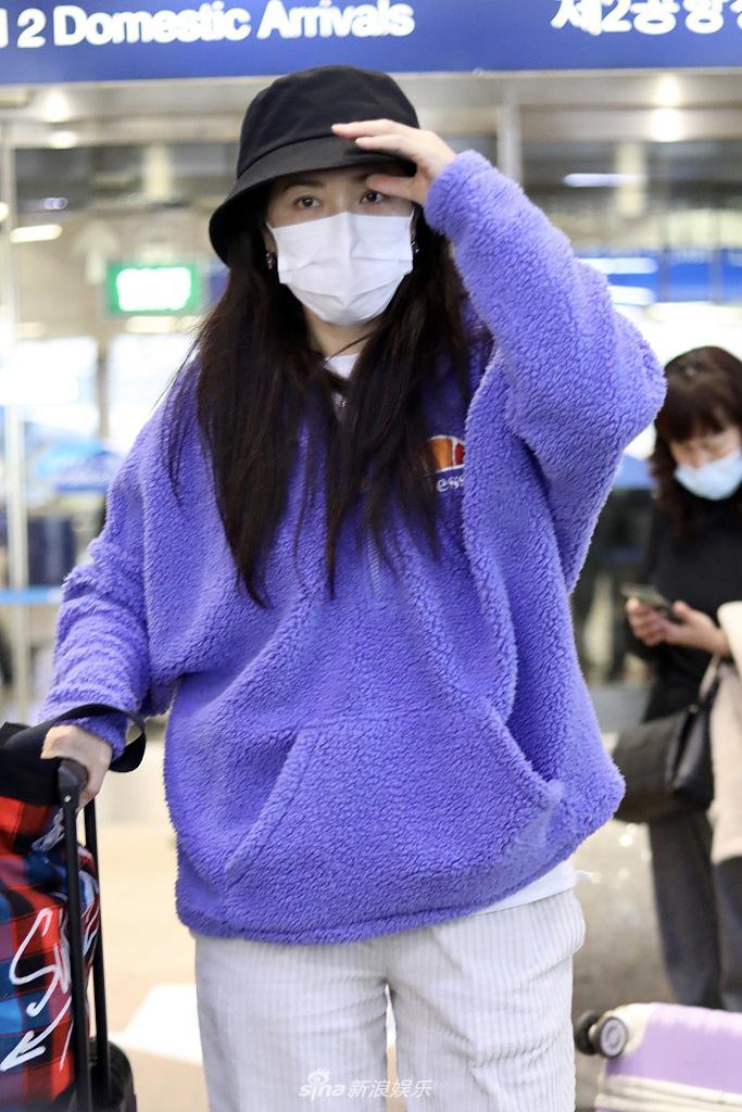 曾黎穿紫色卫衣青春减龄 可爱手机壳暴露少女心
