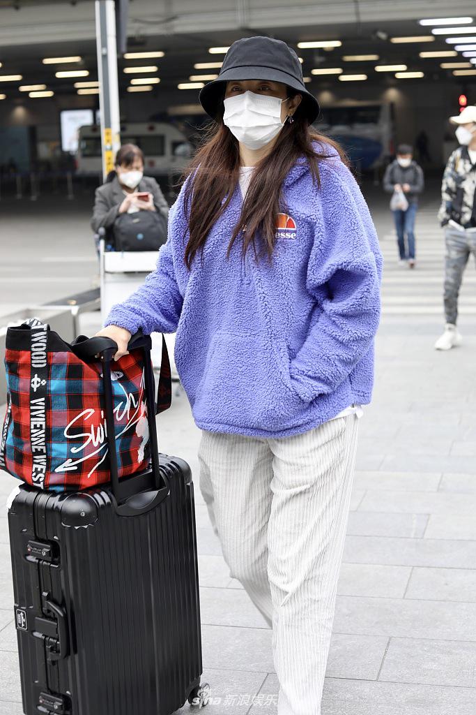 曾黎穿紫色卫衣青春减龄 可爱手机壳暴露少女心