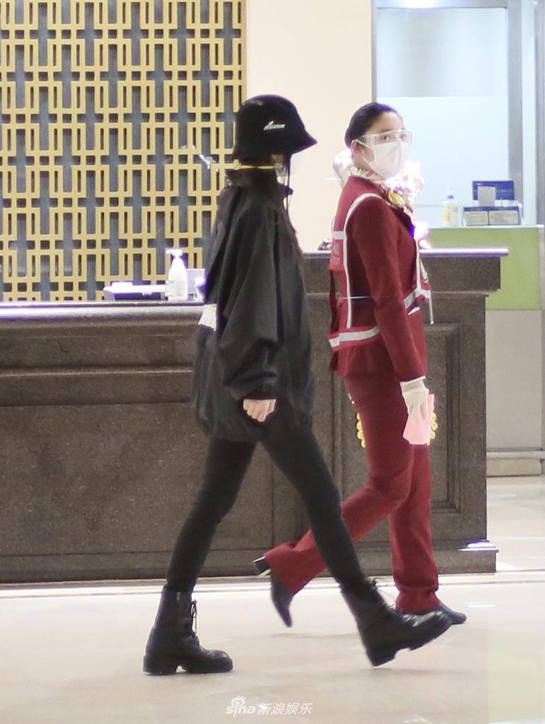 Baby现身机场获专人引导 纤细笔直美腿惹人羡