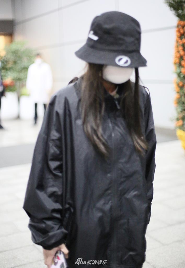 Baby现身机场获专人引导 纤细笔直美腿惹人羡