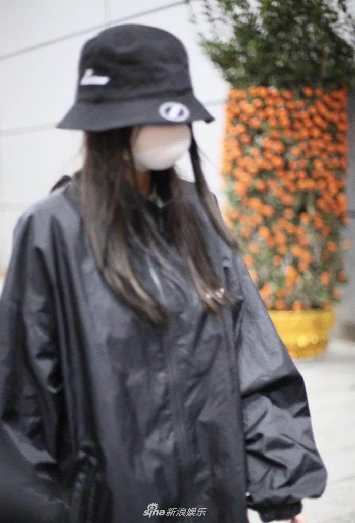 Baby现身机场获专人引导 纤细笔直美腿惹人羡