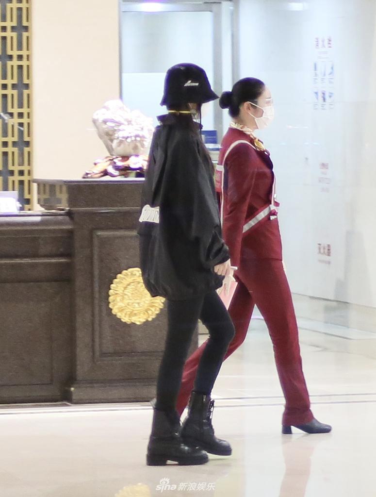 Baby现身机场获专人引导 纤细笔直美腿惹人羡