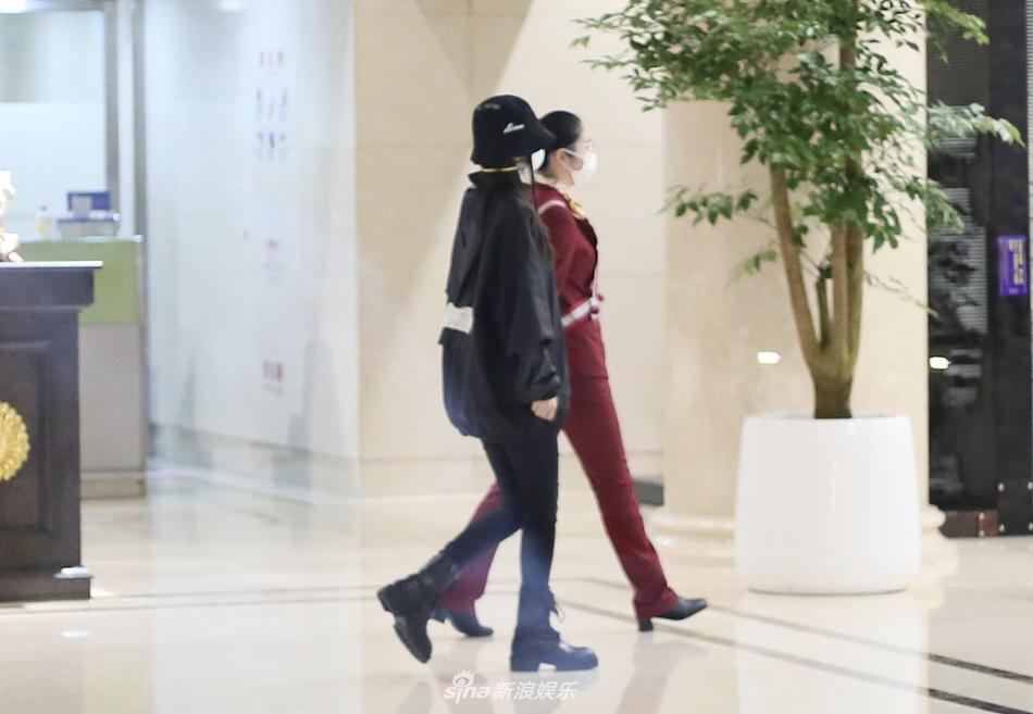 Baby现身机场获专人引导 纤细笔直美腿惹人羡