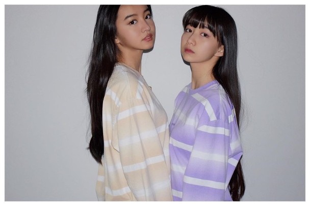 木村拓哉为俩女儿拍照 心美光希穿姐妹装对镜灿笑