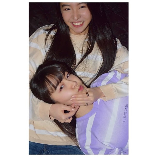 木村拓哉为俩女儿拍照 心美光希穿姐妹装对镜灿笑