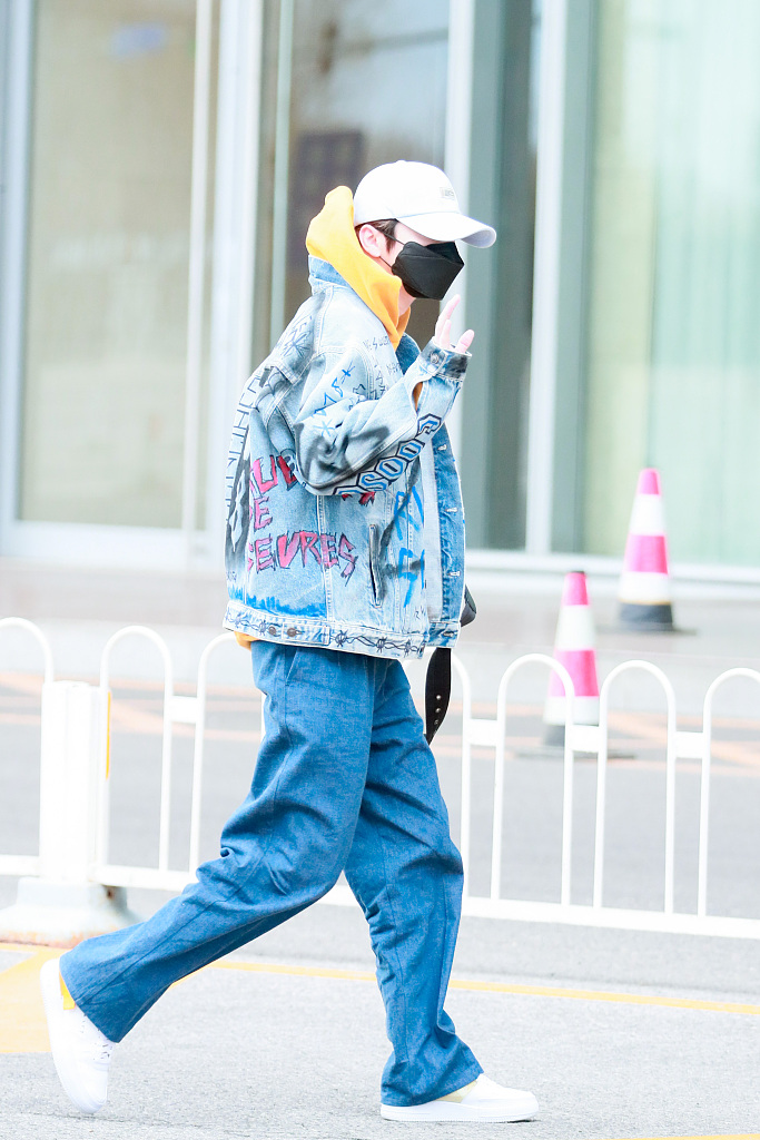 鹿晗穿休闲装现身机场 见粉丝打招呼亲和帅气