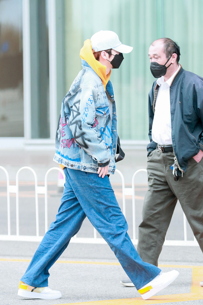 鹿晗穿休闲装现身机场 见粉丝打招呼亲和帅气