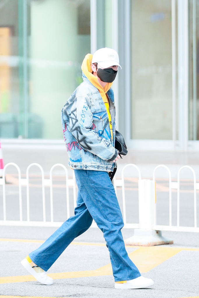 鹿晗穿休闲装现身机场 见粉丝打招呼亲和帅气