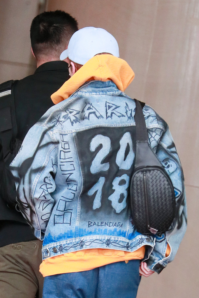 鹿晗穿休闲装现身机场 见粉丝打招呼亲和帅气