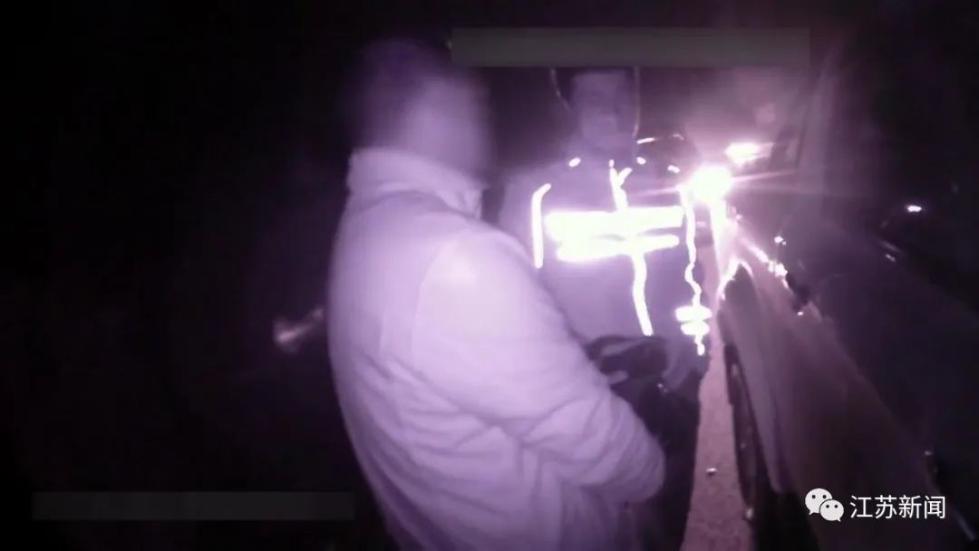 男子为给女儿过生日醉驾睡高速，交警一句话让他羞愧得自扇耳光！