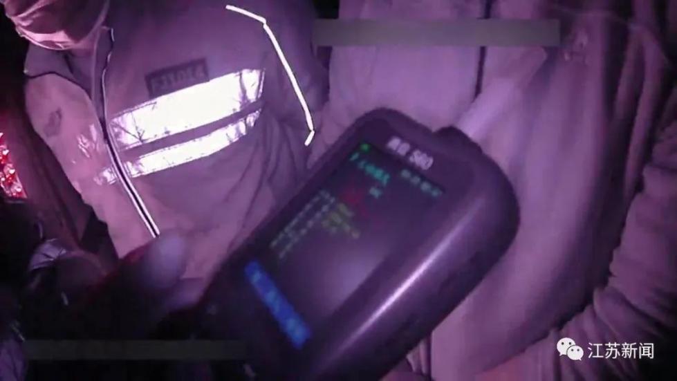 男子为给女儿过生日醉驾睡高速，交警一句话让他羞愧得自扇耳光！